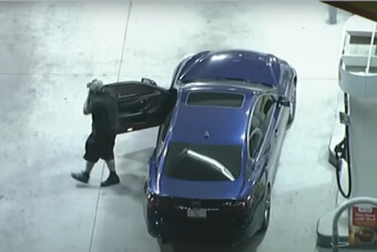 A rendőrök alig hitték el, mit csinál ez az autós a benzinkúton