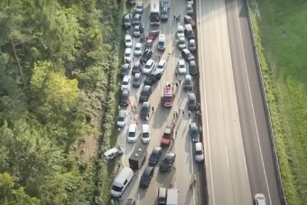 Hatalmas tömegbaleset Ausztriában, 150 liter gázolaj folyt az autópályára