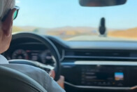 Botrány lett a cégvezető videójából, amelyen 260 km/órával száguld 1 Botrány lett a cégvezető videójából, amelyen 260 km/órával száguld 1