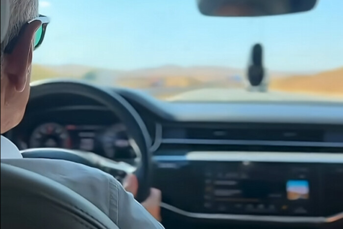 Lebukott a politikus: videóra vette, ahogy száguld egy Audival