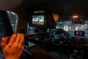 Kővel verte be egy férfi a traffizó rendőrautó ablakát