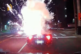 Az autós, aki egy életre meggyűlölte a tűzijátékot