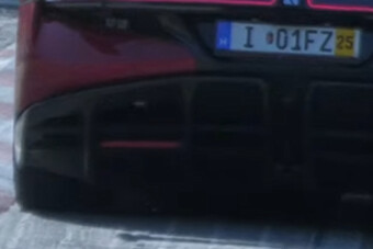 Rettentően érdekes autót szúrtak ki magyar rendszámmal