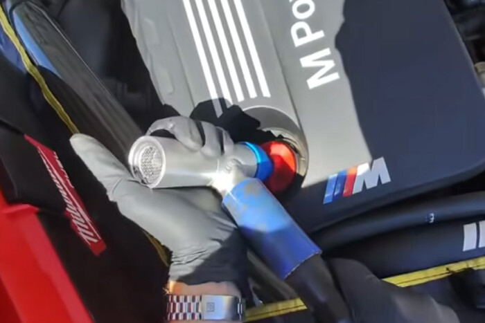 Itt a tökéletes olajcsere, ámulunk a pedáns szerelőn, aki mindenre gondolt