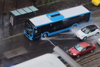 Térdig érő vízben gázoltak az autók a hatalmas vihar után