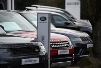 Képtelen újraindulni a Land Rover, óriási a kár