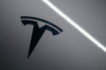 Kiszerettek a vevők a Teslából, mélyponton a cég