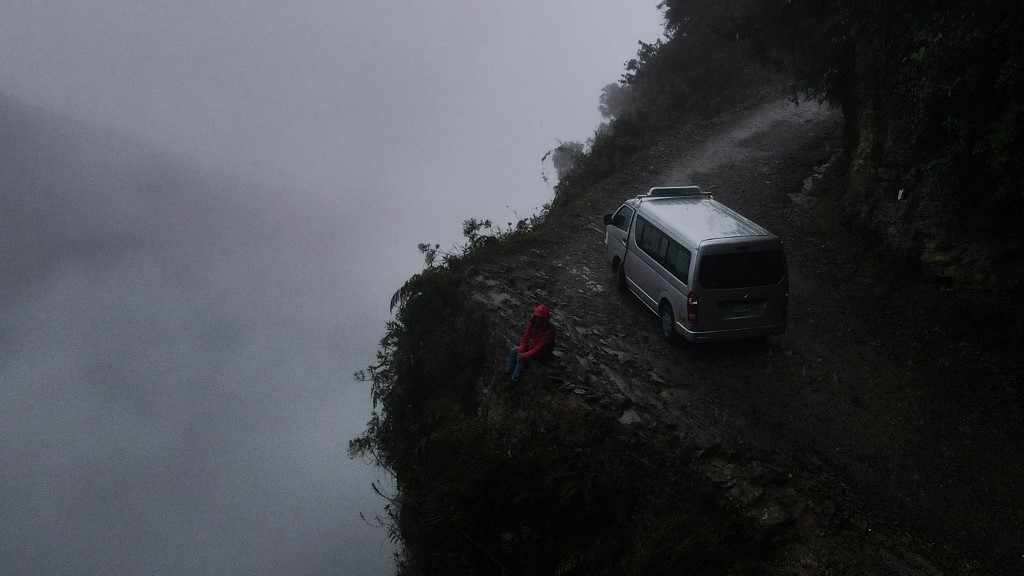Descent from the summit towards the road to Los Yungas and the Death Road in La Paz | Vezess | Vezess