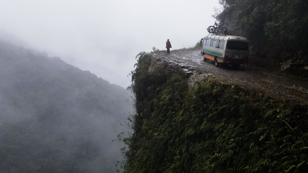 Descent from the summit towards the road to Los Yungas and the Death Road in La Paz | Vezess | Vezess