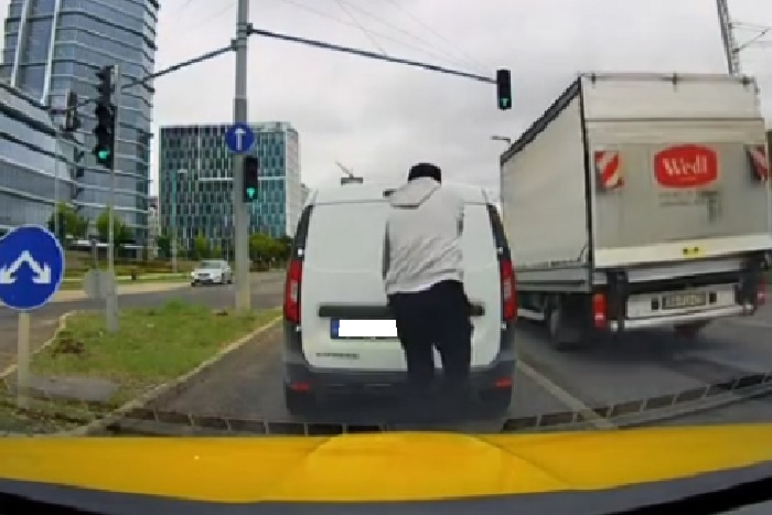 Magára zárta a furgont Budán, a taxis mentette ki