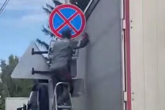 Három ember, egy létra és pár elhajtogatott KRESZ-tábla