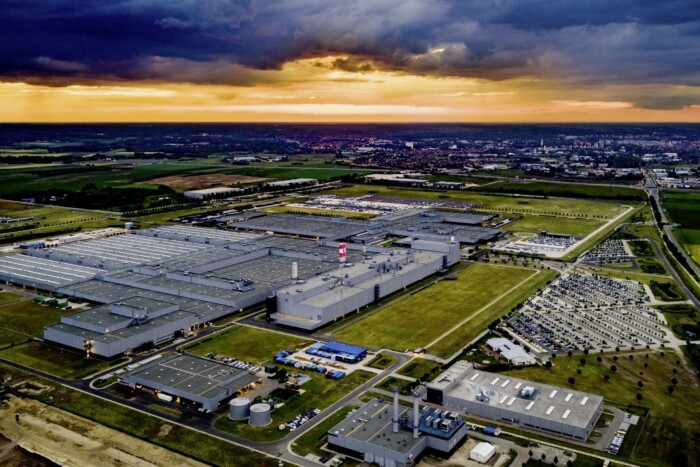 Apró vándoroknak segít a kecskeméti autógyár 6 | Vezess Apró vándoroknak segít a kecskeméti autógyár 6