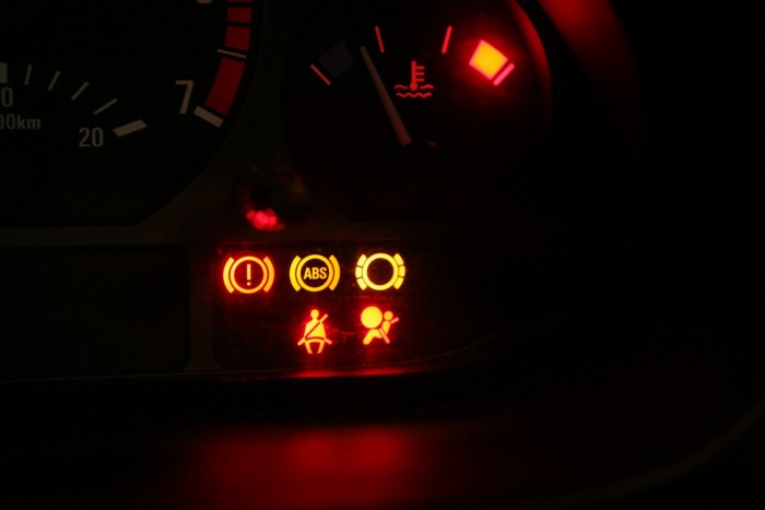 Felvillant az ABS-hibajel a műszerfalon, meddig vezethetek? 2