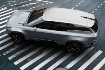 Nem ússza meg a villanyhajtást a legendás Toyota