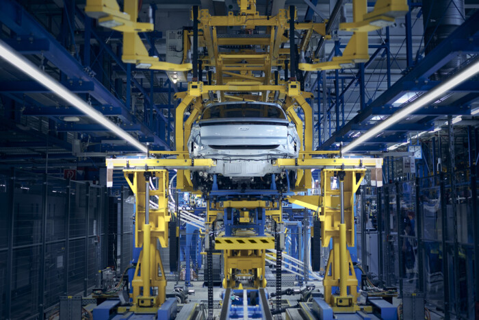 Lassan fogynak a villanyautók: ezer embert küldhet el a globális autógyár