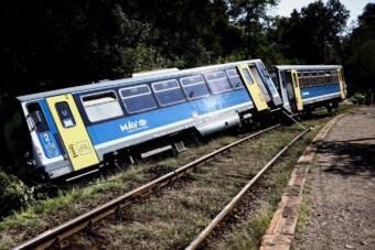 Tragikomédia a kisiklott MÁV-szerelvény mentésénél