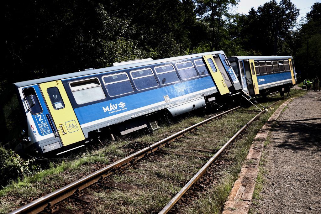 Tragikomédia a kisiklott MÁV szerelvény mentésénél
