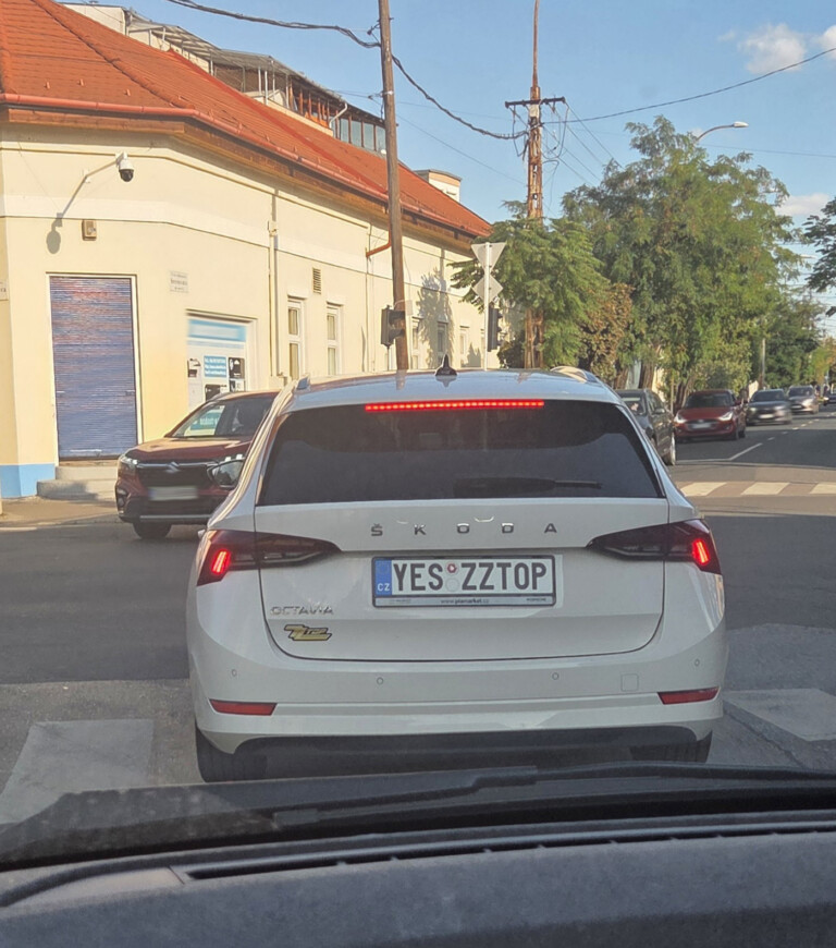 Furcsa rendszám került egy Skodára, kérdéseket vet fel 1