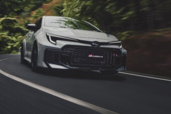 Ragasztótól lesz még jobb a legvadabb Toyota Corolla