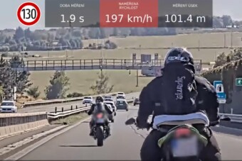 200 km/órával zúztak az autópályán, a rendőrt is jobbról kerülte egy motoros