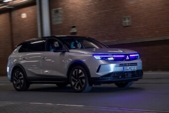 A KRESZ reformját hozhatja el az autók orrába épített jelzőlámpa