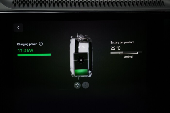 Vezeték nélkül tölthető az új elektromos Porsche 9
