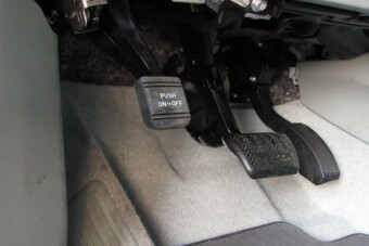 Ezt a célt szolgálja a rejtélyes negyedik pedál az autóban