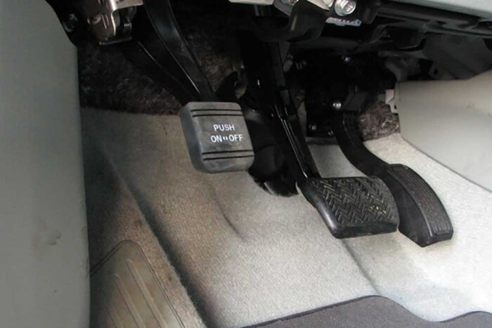 Ezt a célt szolgálja a rejtélyes negyedik pedál az autóban