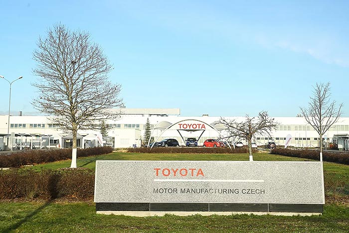 Villanyautókat kezd gyártani a Toyota Európában