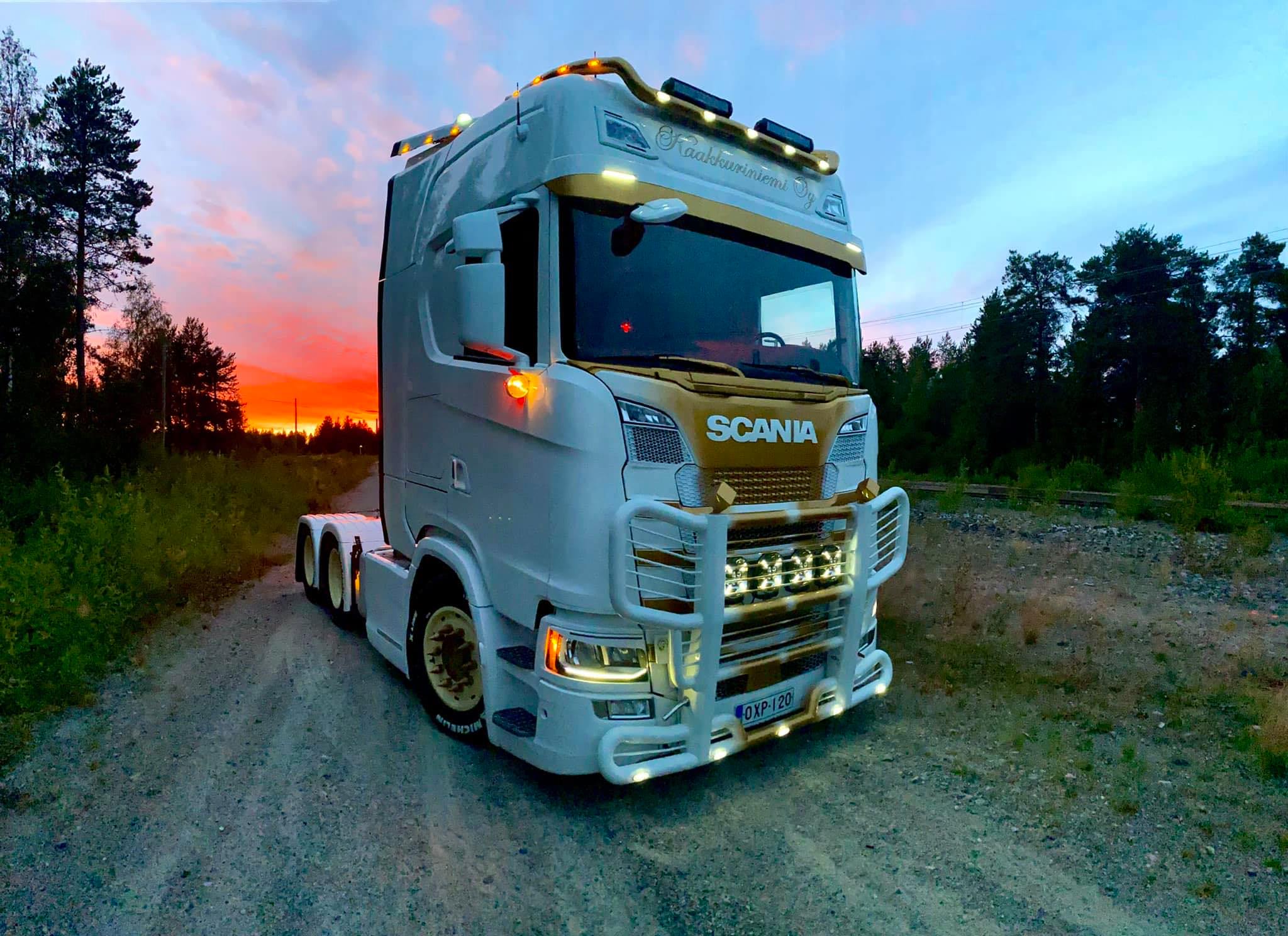 Így dorombol a V8 egy törékeny hercegnő kezei alatt 1