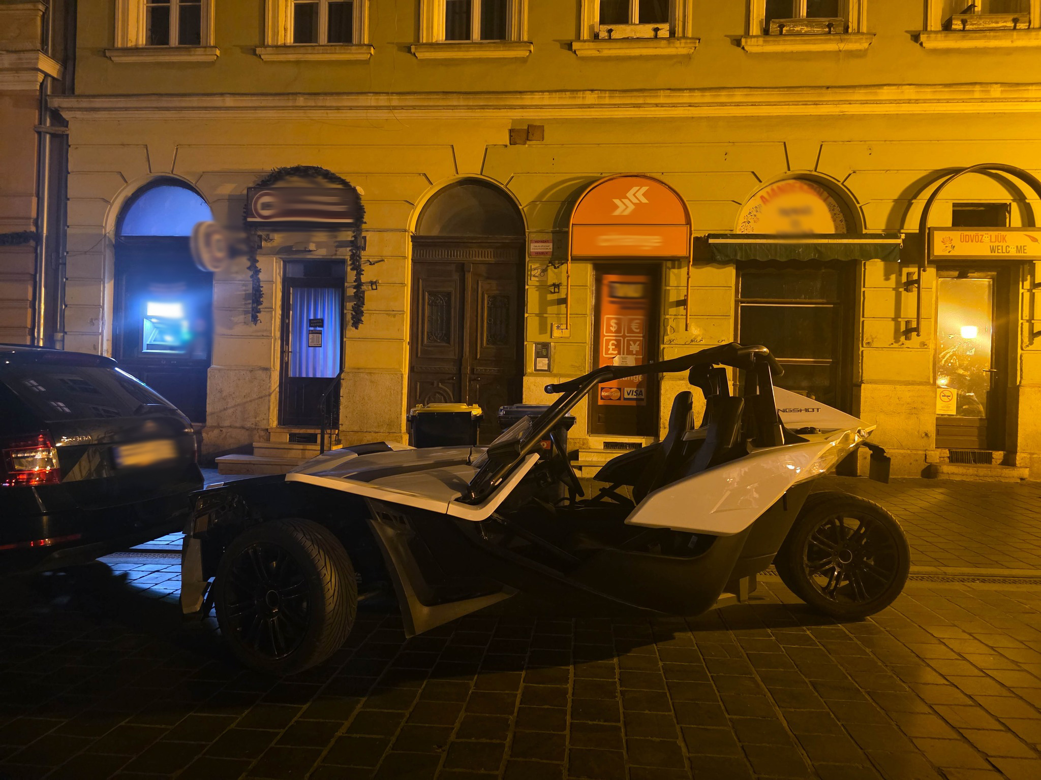 Extravagáns autó parkolt a Budai Várnegyedben, a rendszáma is meglepő 2