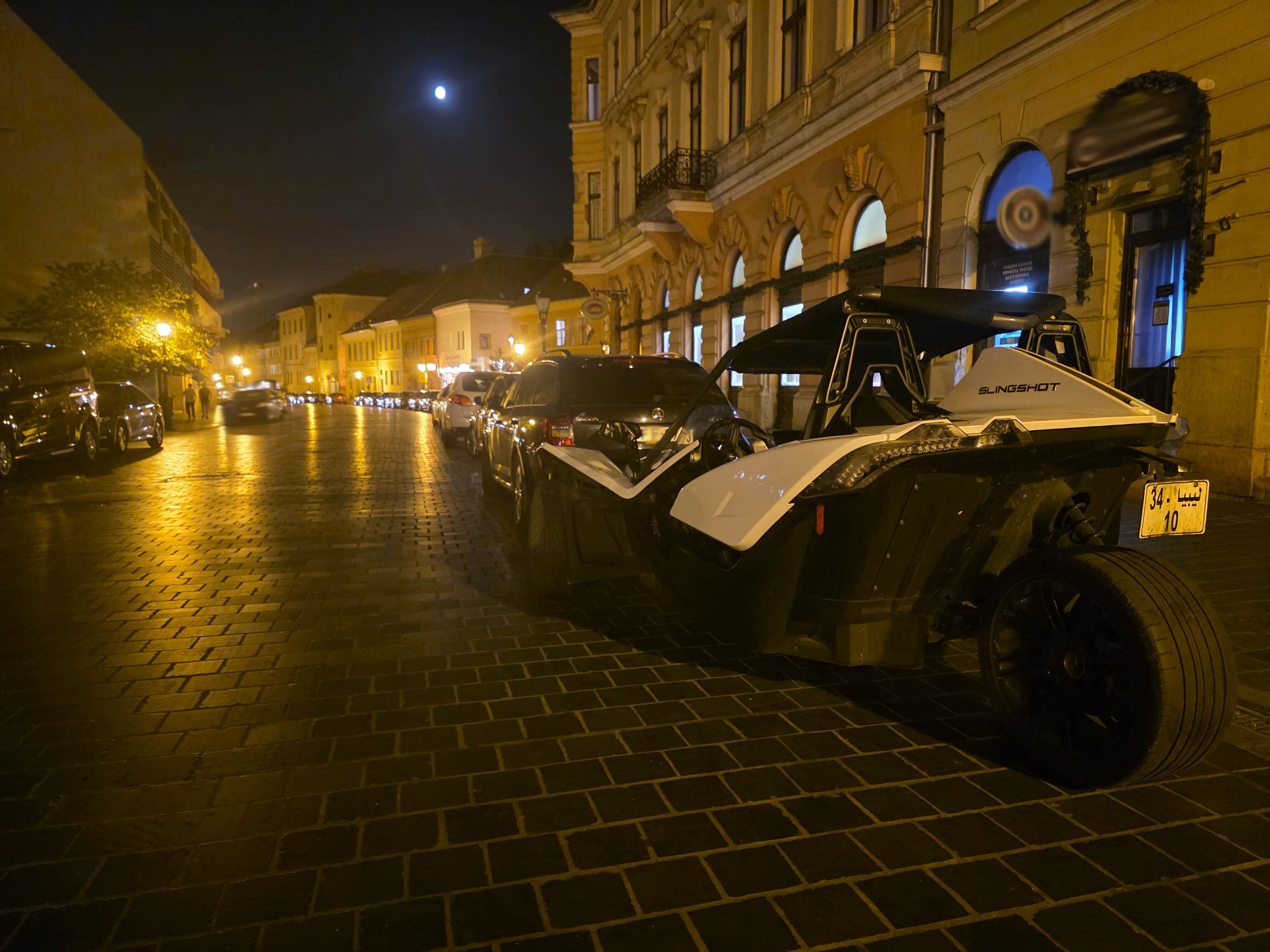 Extravagáns autó parkolt a Budai Várnegyedben, a rendszáma is meglepő 1