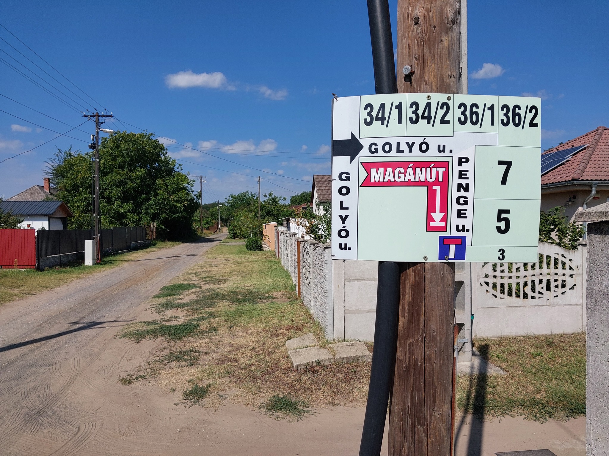 Kézműves KRESZ-tábla Debrecenben, ami zavart kelt az Erőben 1