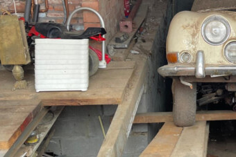 Különleges kincsre bukkantak a rég bezárt bolt alatti rejtekhelyen