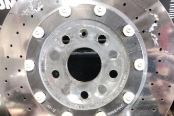 Ezen a sportautón védőszivacs kell a kerékcseréhez, különben milliós lehet a kár