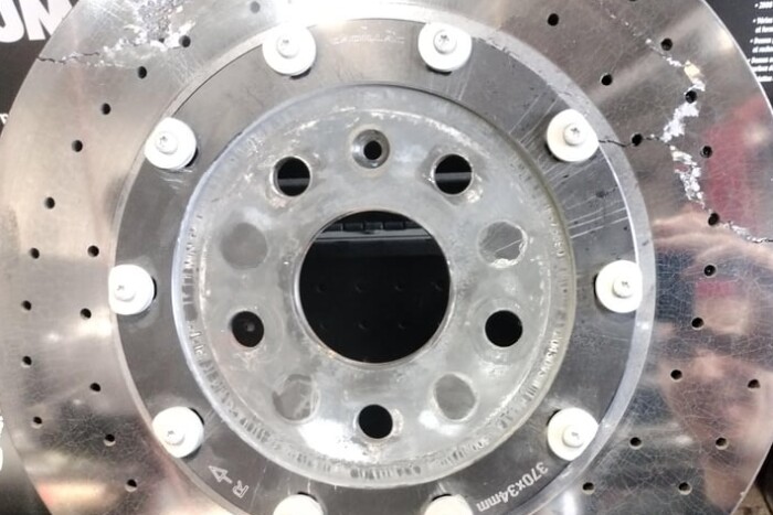 Ezen a sportautón védőszivacs kell a kerékcseréhez, különben milliós lehet a kár