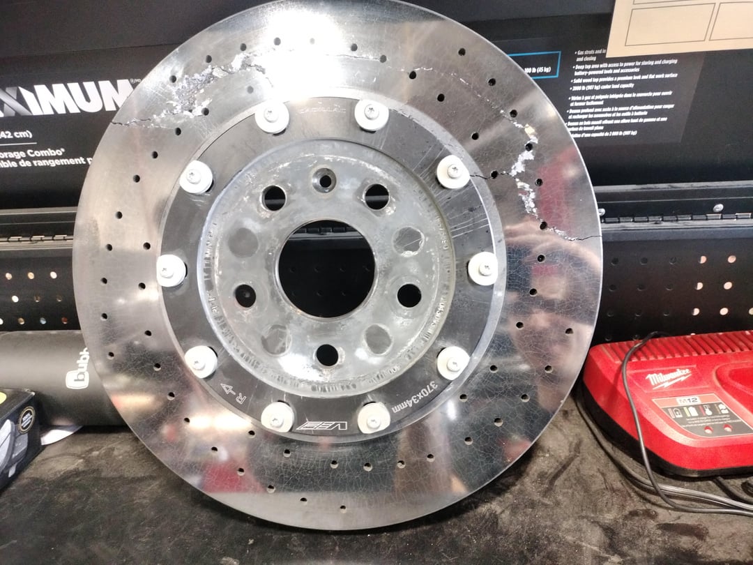 Ezen a sportautón védőszivacs kell a kerékcseréhez, különben milliós lehet a kár 1