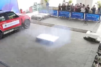 Elképesztő, ahogy az elektromos autó kilövi maga alól az aksit, ha az túlmelegszik
