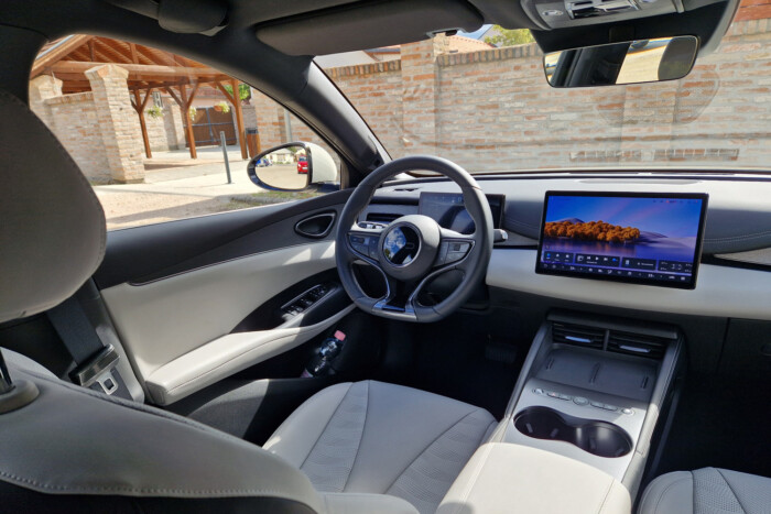 Szokatlan autót hozott a magyar piacra a BYD 9