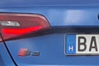 Pokoli egyéni rendszámot kapott egy hazai Audi 7