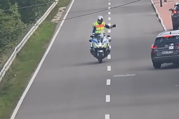 Egyedi, de hatékony módon küldte le az útról az autósokat a német rendőr