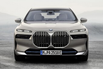 A hatalmas BMW-hűtőrácsok atyja nem bánt meg semmit