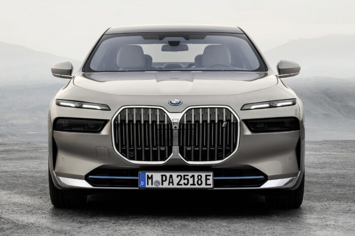 A hatalmas BMW-hűtőrácsok atyja nem bánt meg semmit