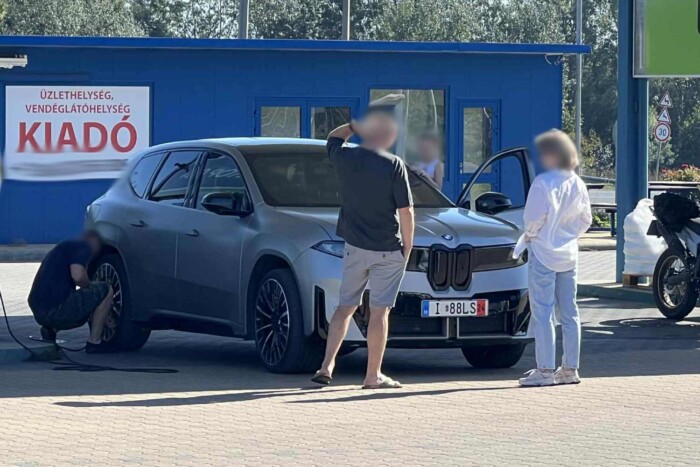 Úgy gurult be a benzinkútra egy autó Debrecenben, ahogy még soha 1