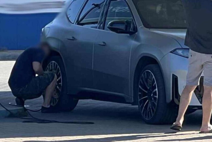 Úgy gurult be a benzinkútra egy autó Debrecenben, ahogy még soha