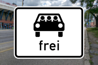 Íme a KRESZ-tábla, amit szinte rejtegetnek ‒ miért bukott el a németek nagy ötlete?