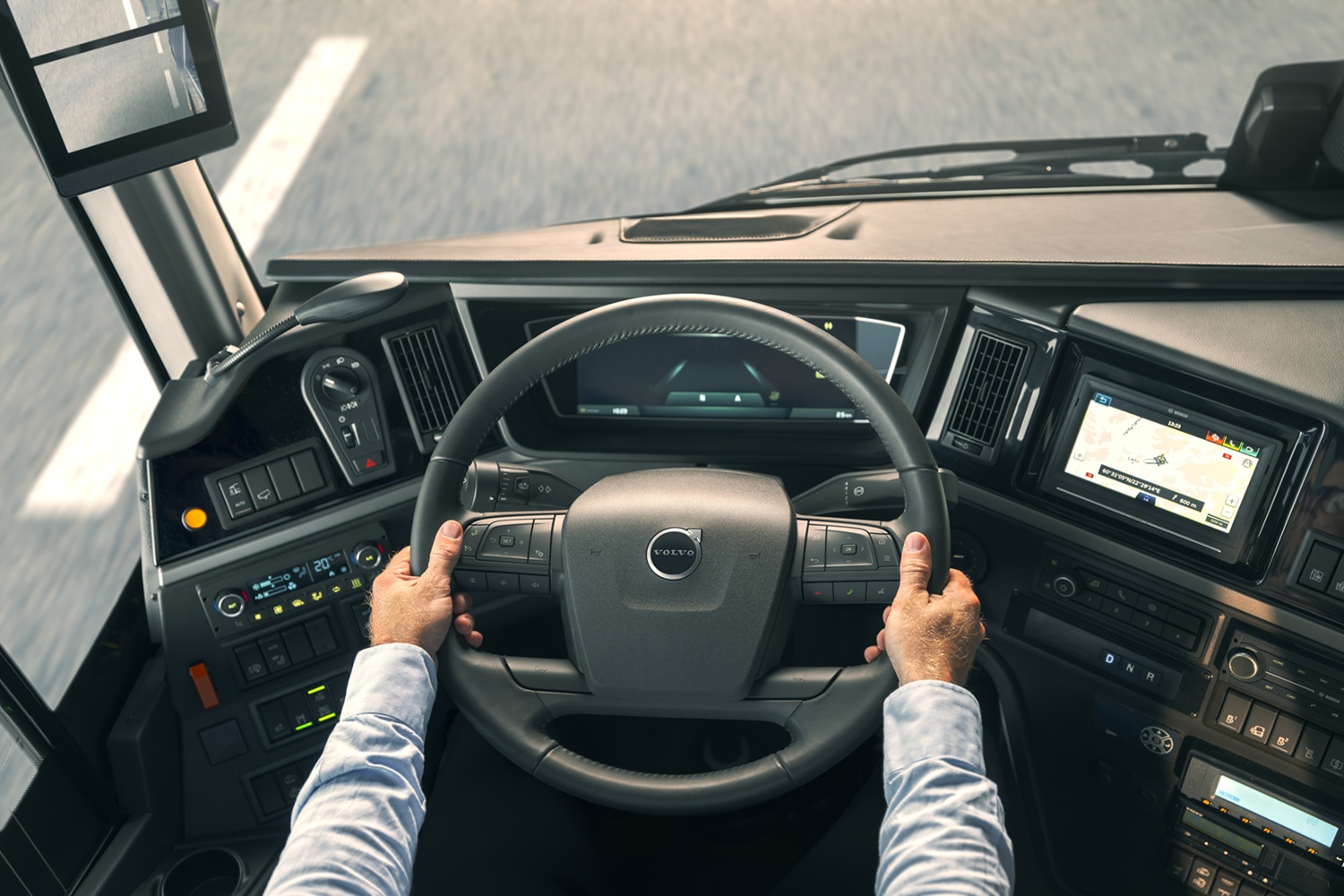 bzr-electric_cd_dashboard-with-hands_1490_volvobuses_2025_original-file | Vezess | Vezess