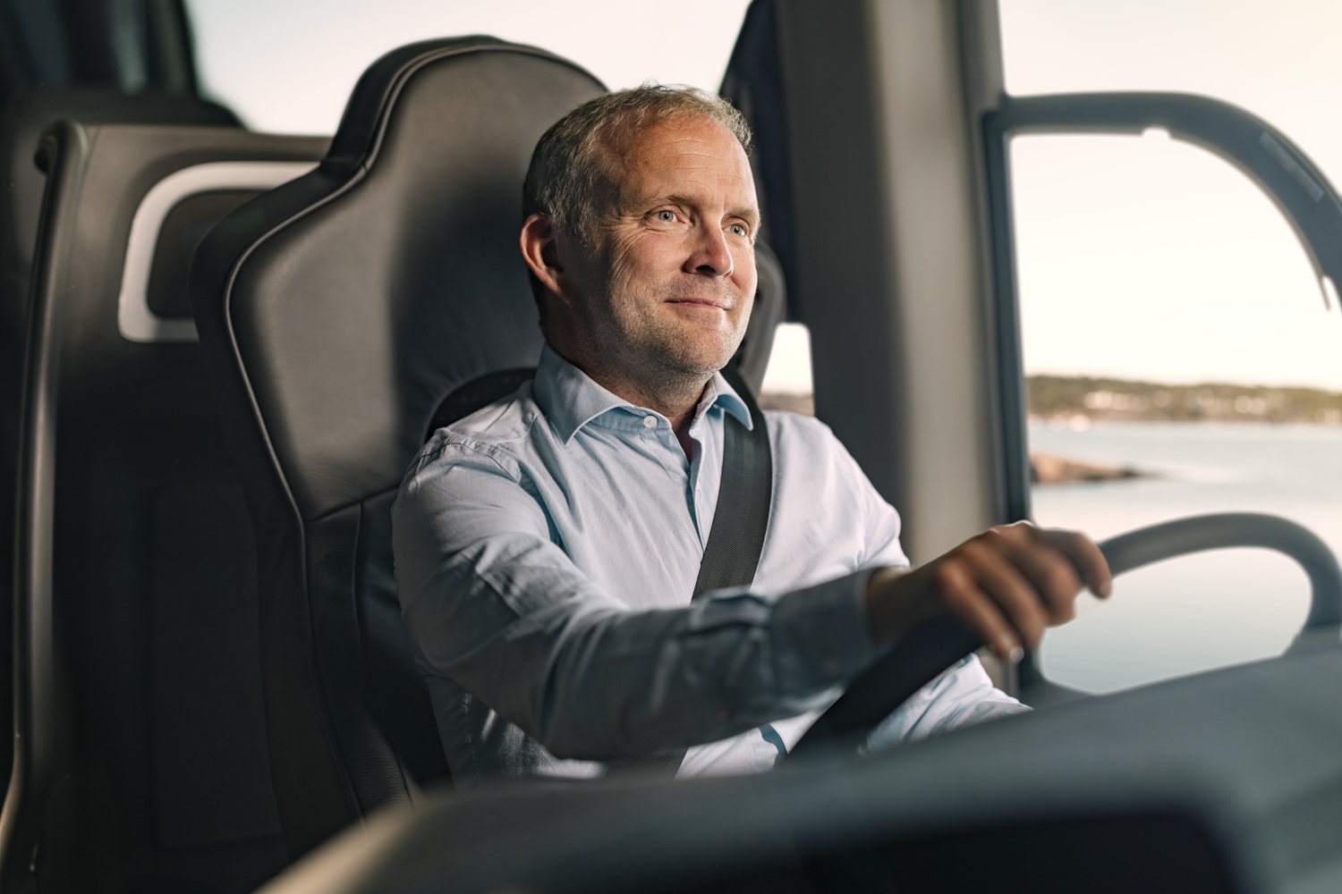 bzr-electric_cd_driver-front-view_1551_volvobuses_2025_original-file | Vezess | Vezess