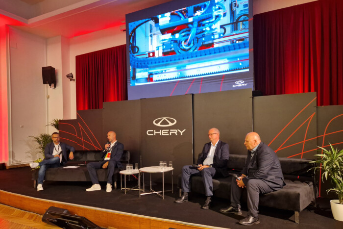 Várkonyi Gábor, Berecz Zsolt, regionális üzletfejlesztési igazgató, Grand Automotive East Kft. Szabó Bernát, regionális aftersales igazgató, Grand Automotive East Kft. Kiszely Csaba, termék tréner, Grand Automotive East Kft.