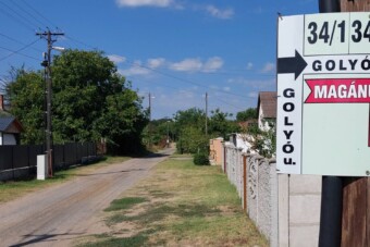 Kézműves KRESZ-tábla Debrecenben, ami zavart kelt az Erőben